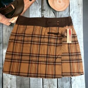 Women's wrap around Plaid Skirt (NWT)